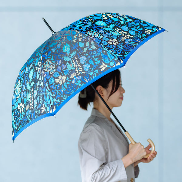 晴雨兼用　レディース　Stig L. HERBARIUM　ブルー　長傘　使用イメージ