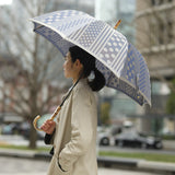晴雨兼用　レディース　kirie　ドットとストライプ　アッシュブルー　長傘　使用イメージ