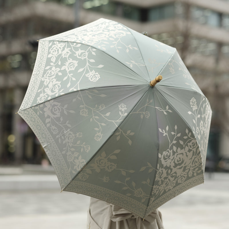 晴雨兼用　レディース　kirie　バラ　セイジグリーン　長傘　使用イメージ