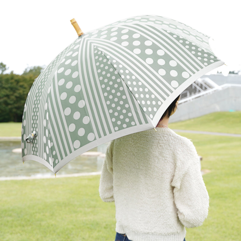 晴雨兼用　レディース　kirie　ドットとストライプ　フォレストグリーン　長傘　使用イメージ