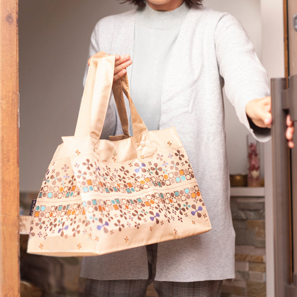Lunch Tote　フライングフラワー　ベージュ使用イメージ