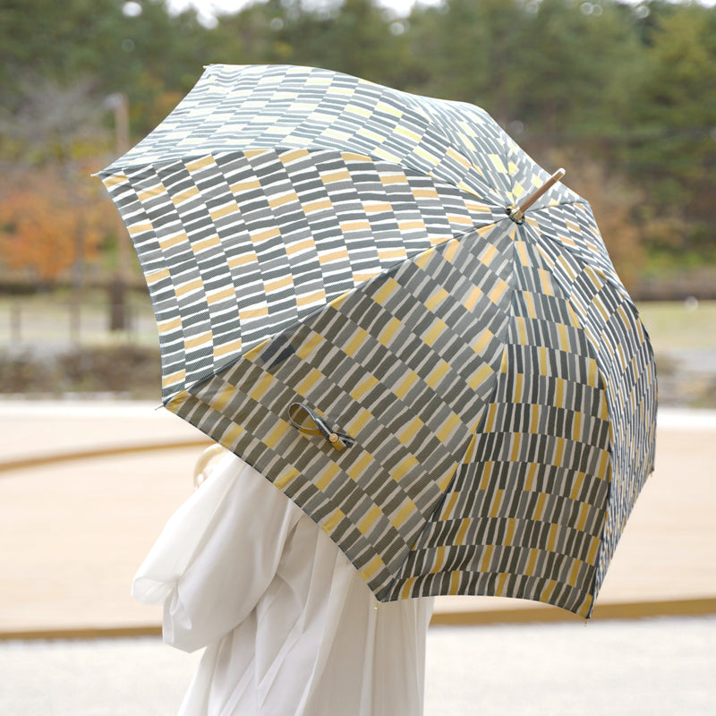 晴雨兼用　レディース　ノルディック　大枝　カーキ　長傘　使用イメージ