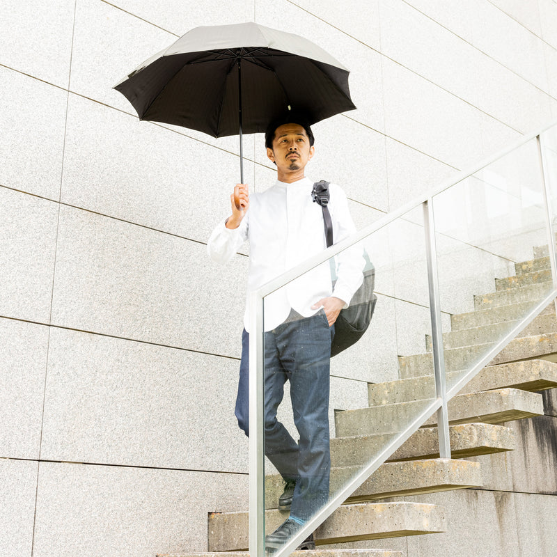 晴雨兼用　メンズ　MAKITA STANDARD　カーキ　折りたたみ傘　使用イメージ