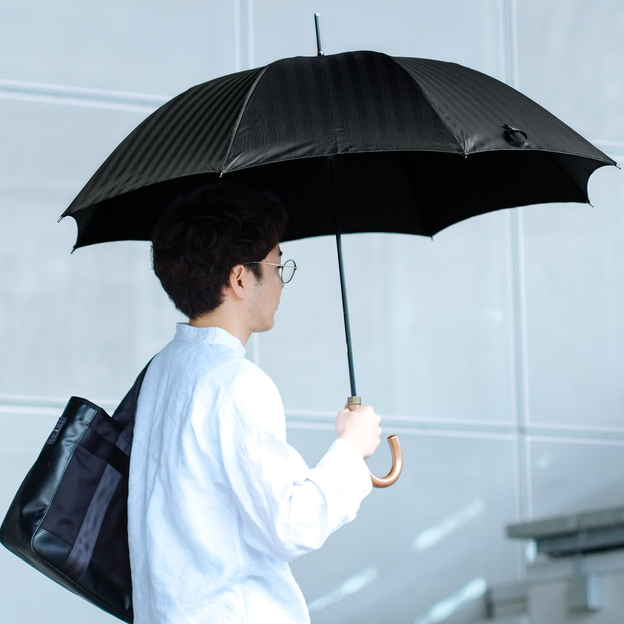 晴雨兼用　メンズ　MAKITA STANDARD　ブラック　長傘　使用イメージ