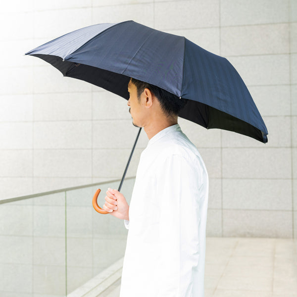 晴雨兼用　メンズ　MAKITA STANDARD　ネイビー　折りたたみ傘　使用イメージ