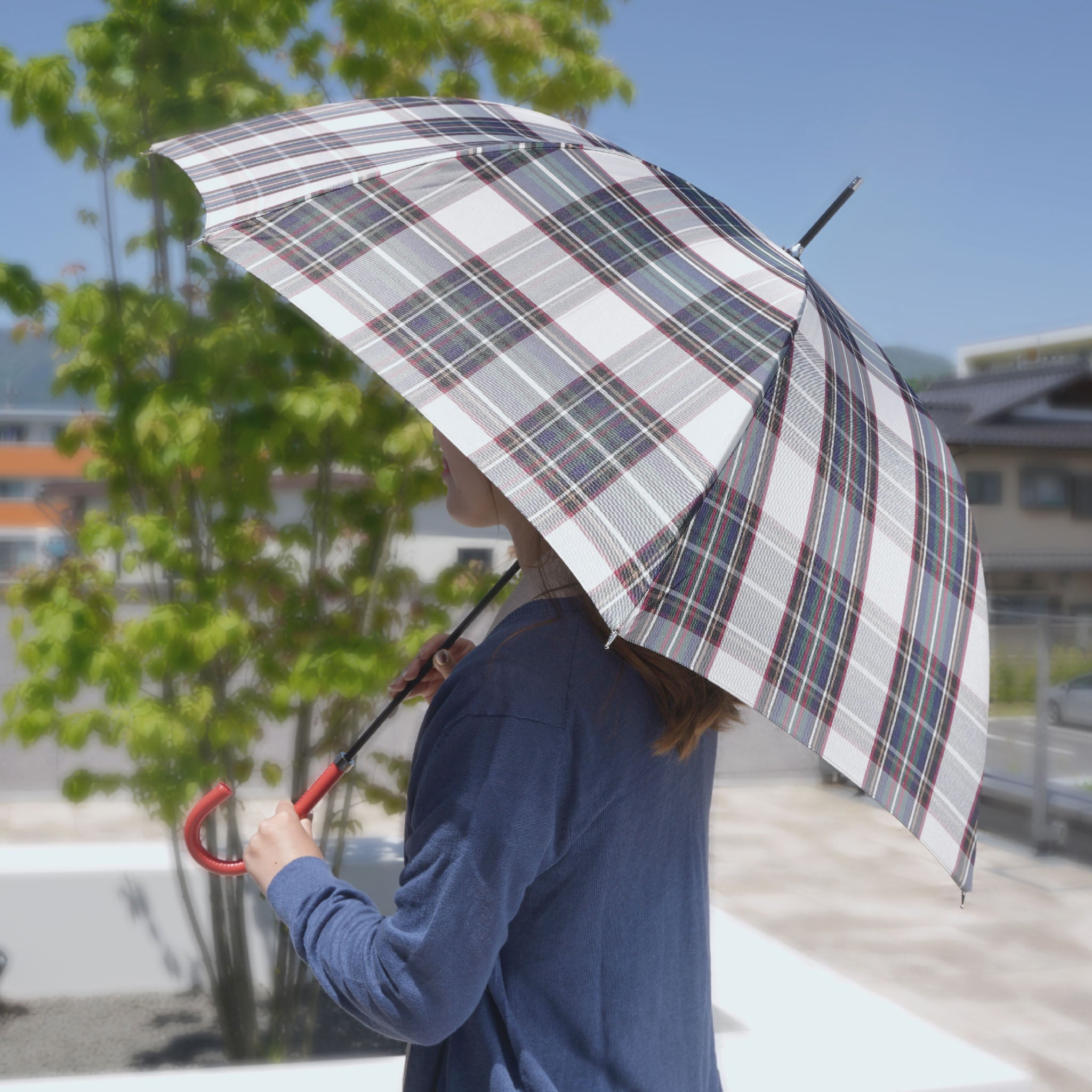 雨傘　レディース　レトロチェック　タータンチェック②　オフ　長傘　使用イメージ