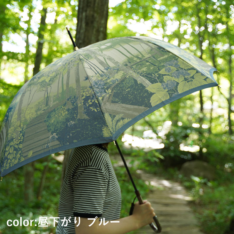 晴雨兼用　レディース　八ヶ岳の森　昼下がり　ブルー　長傘　使用イメージ