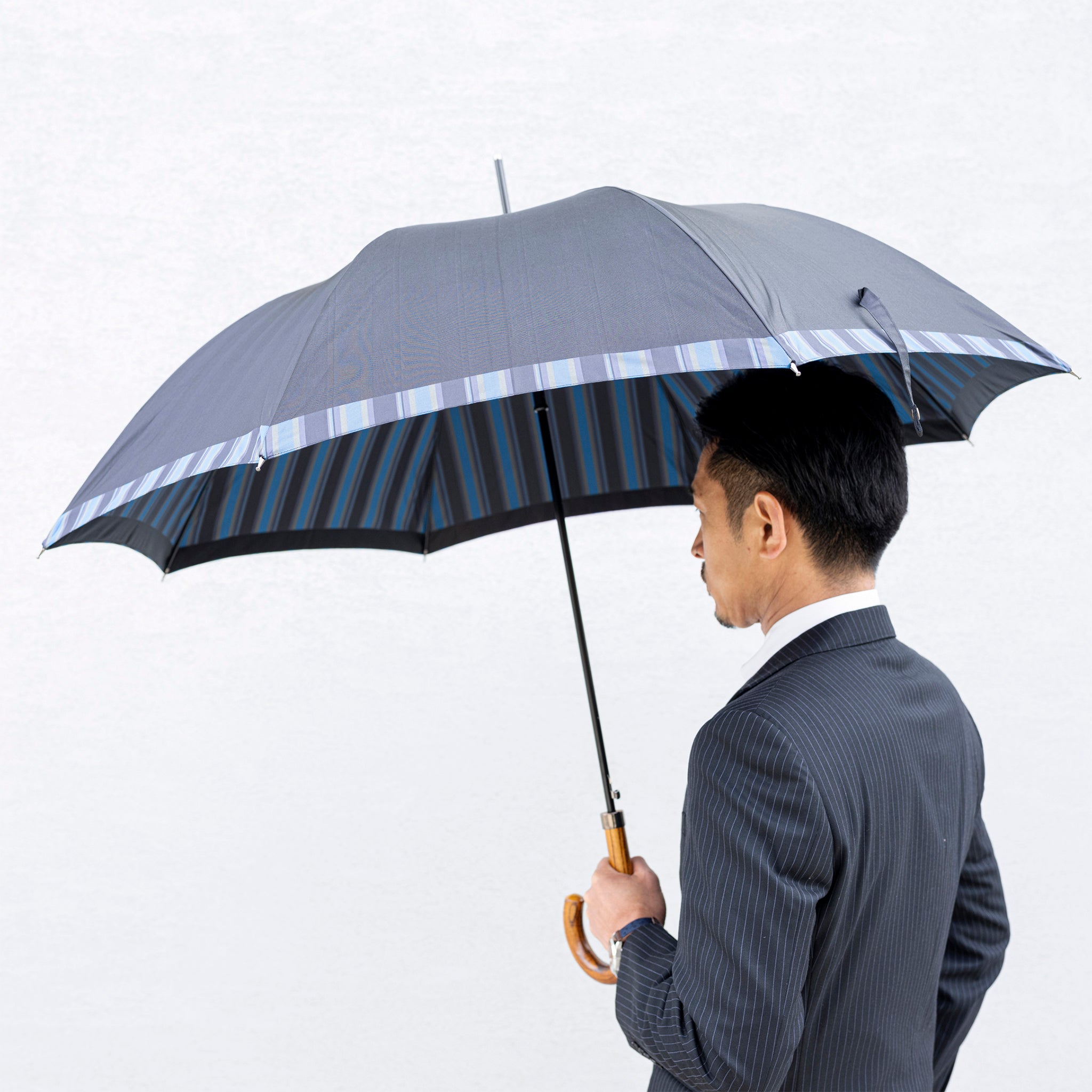 晴雨兼用　メンズ　Tie Plain×Stripe  DARK NAVY　長傘　使用イメージ