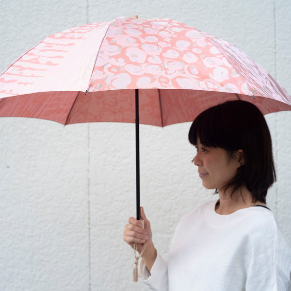 晴雨兼用　レディース　Aneqdot　ローズ　サーモンピンク　折りたたみ傘　使用イメージ