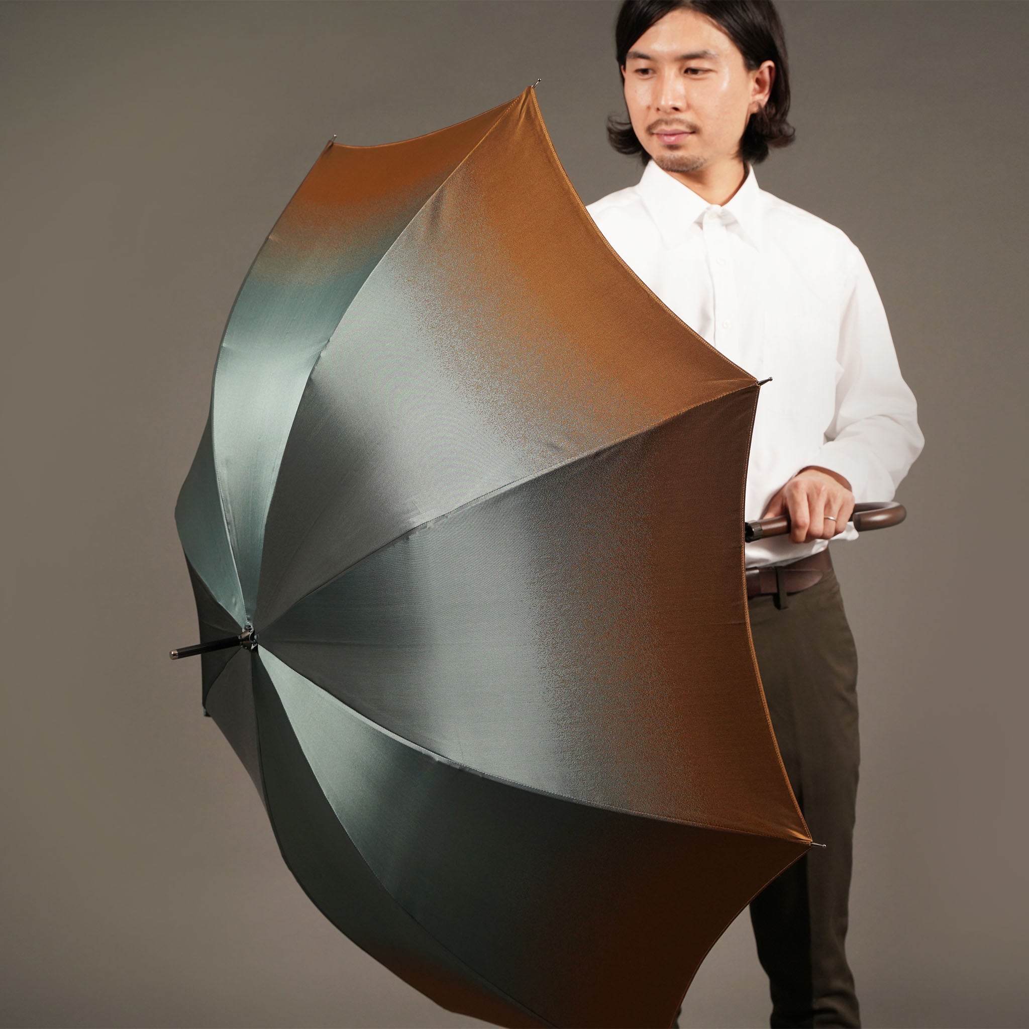 晴雨兼用　メンズ　RefleCouture　ブロンズ　長傘　使用イメージ