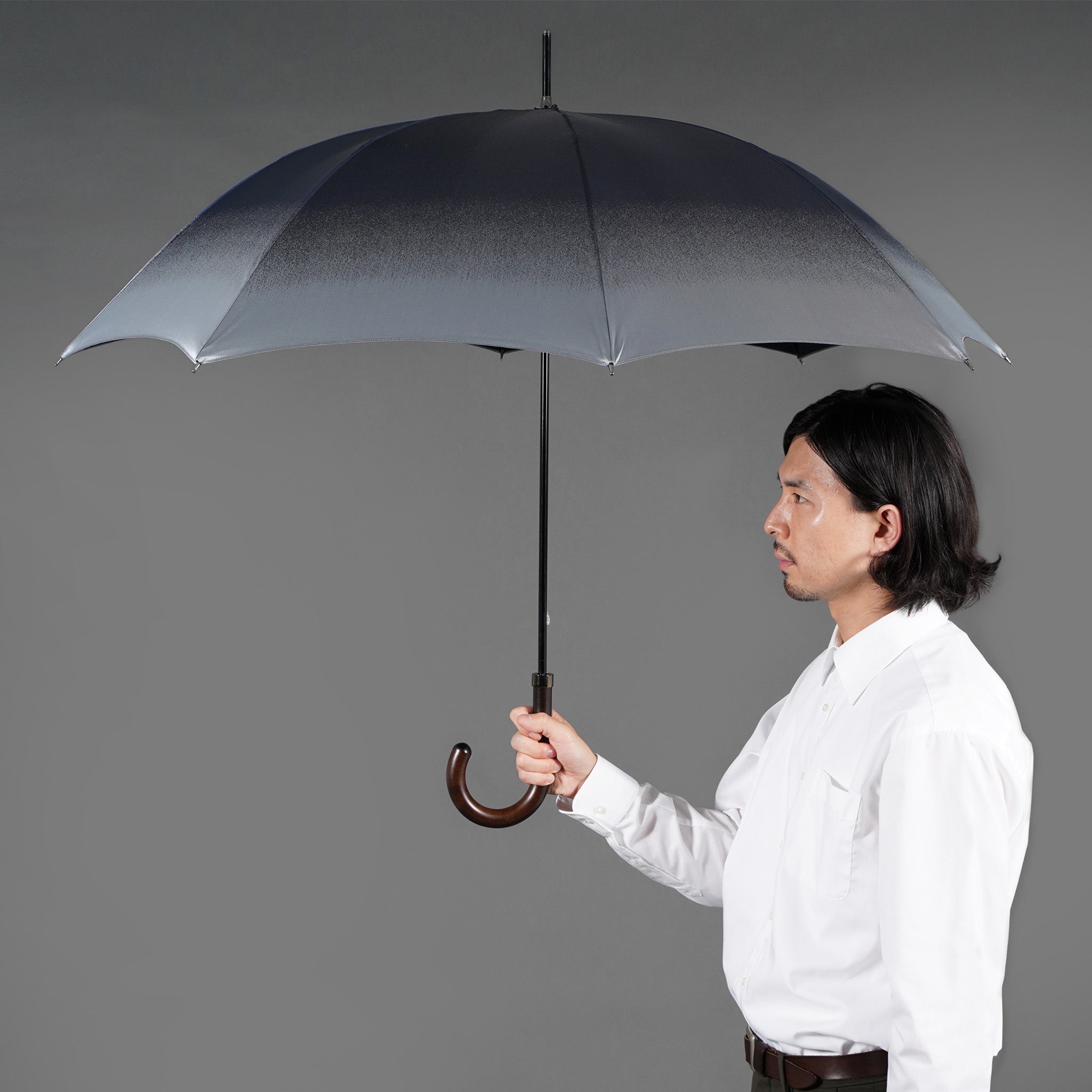 晴雨兼用　メンズ　RefleCouture　プラチナ　長傘　使用イメージ