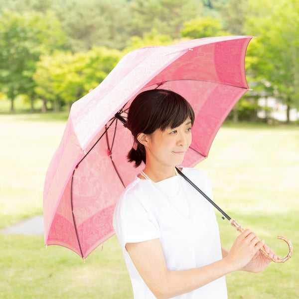 晴雨兼用　レディース　kirie　ペイズリー　ピオニーピンク　長傘　使用イメージ