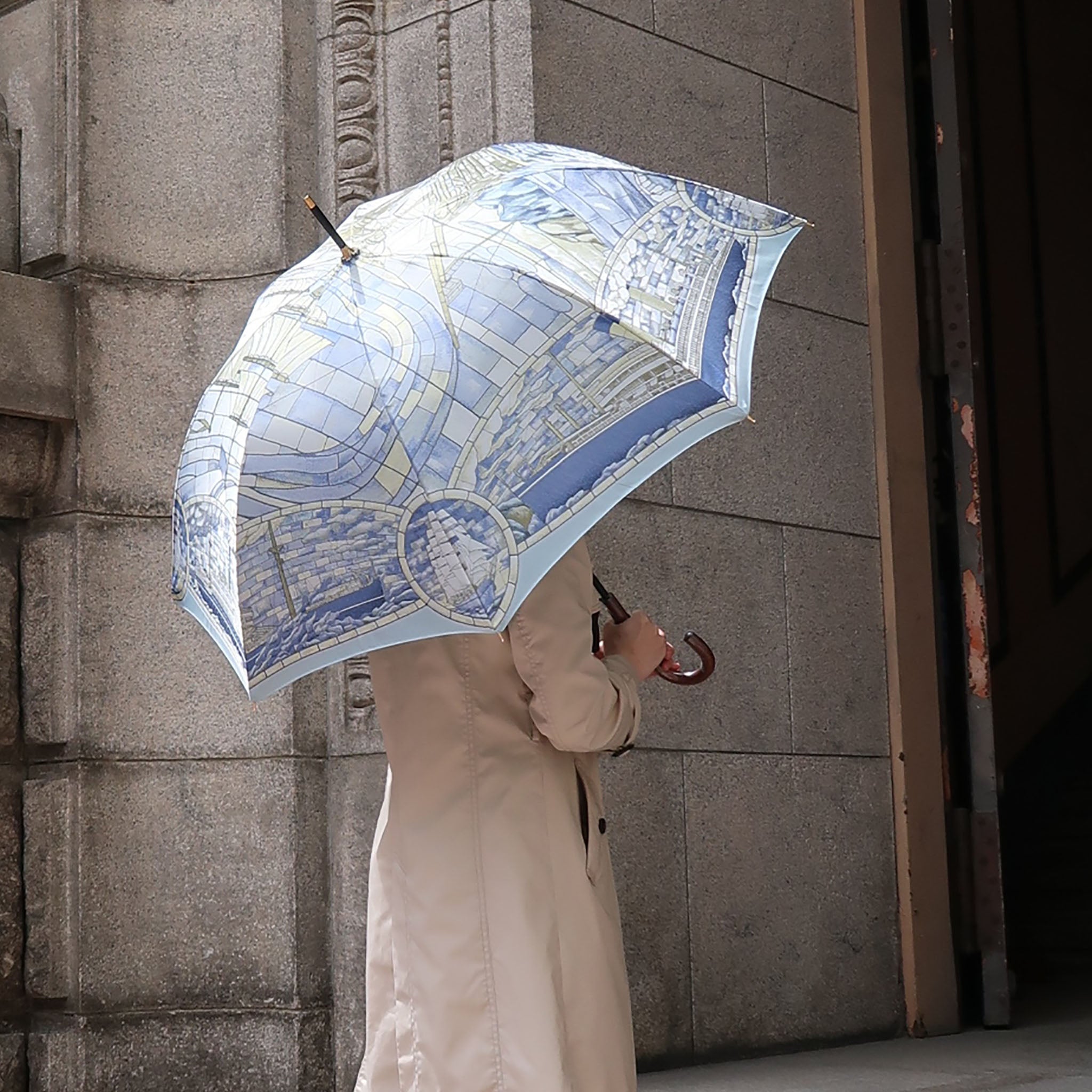 晴雨兼用レディース傘　ポーハタン号　大柄　ブルー×イエロー　使用イメージ